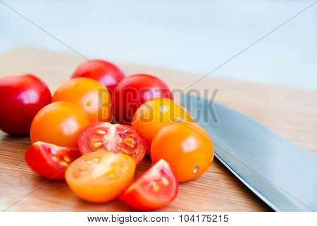 Yellow and red cherry tomatoes