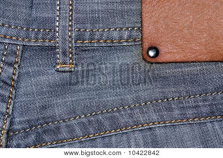 Leere Leder-Etikett auf Blue jeans