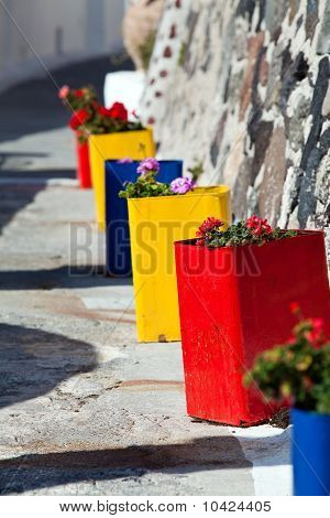 Květináče s květinami na Santorini