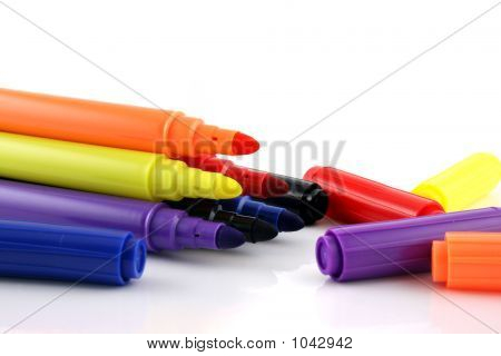 Feutres avec couvercles à côté d'eux