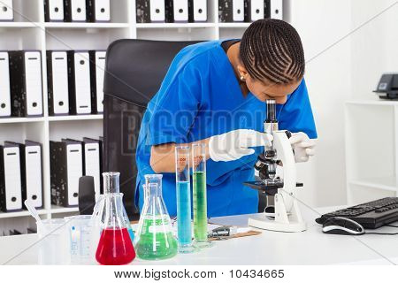 Afrikanische amerikanische Wissenschaftler mit Mikroskop