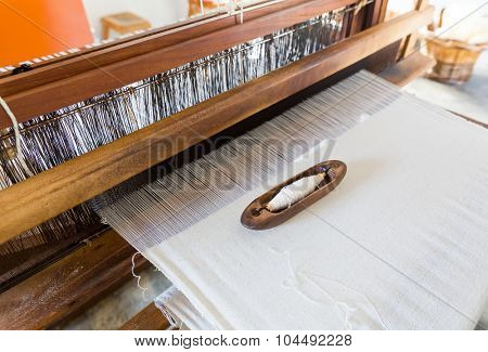Shuttleless loom working