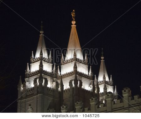 Salt Lake Temple východ Spires od jihozápadu v noci