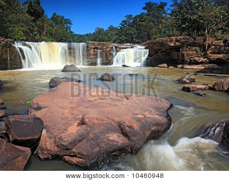 Paesaggio tropicale Tadtone cascata nella foresta pluviale Chaiyaphum nord est mcube