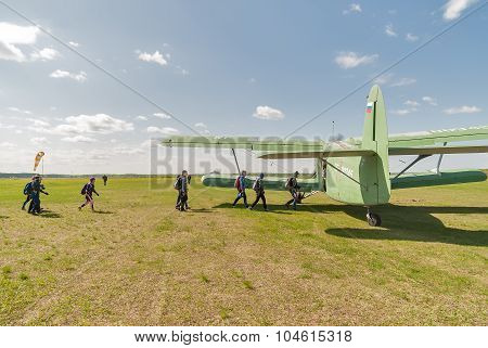 Group of paratroopers gets into AH-2 plane