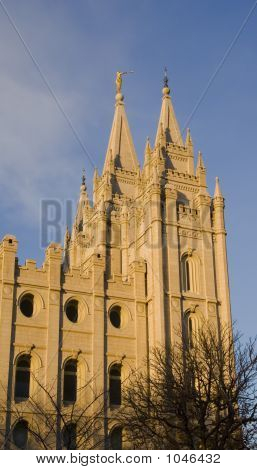 Salt Lake świątyni wschód wieże z Południowej o zmierzchu