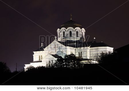 Vista notturna della cattedrale di Vladimirsky nel Chersoneso