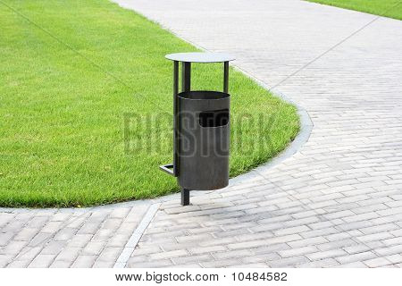 푸른 잔디, 쓰레기 빈