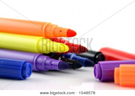 Feutres, stylos et couvercles de fermer vers le haut