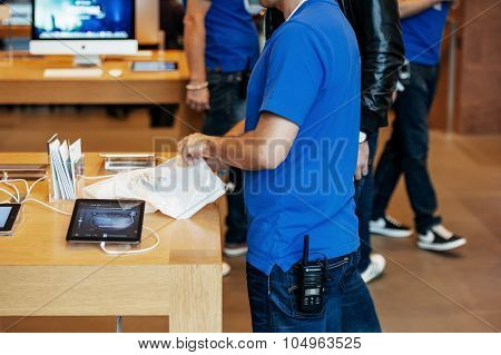 Apple Inc. Genius Employee Packaging The New Iphone
