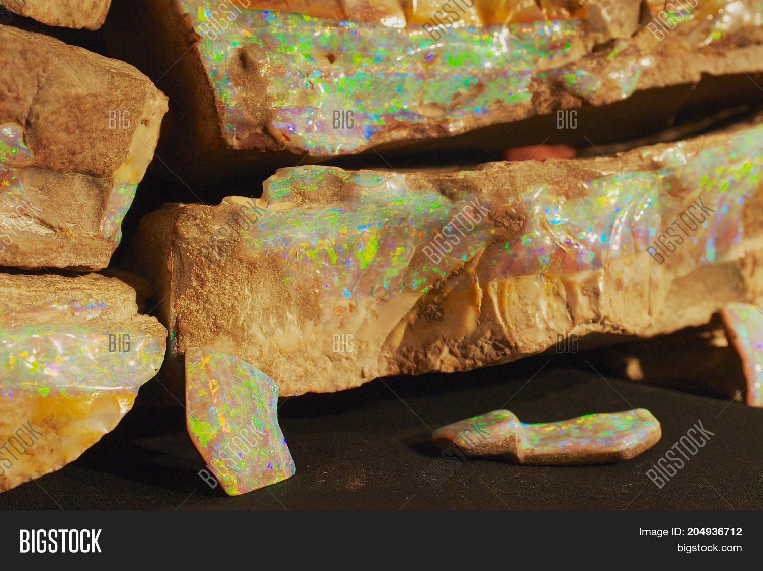 Мадагаскарский опал. Опал камень австралия. Стекло лунный камень. Мадагаскарский опал. Добыча драгоценных камней.