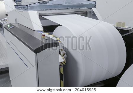 Printer working with large newsprint roll in printing machine