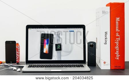 Paris France - Sep 3 2017: Minimalist Creative Room Table With Safari Browser Open On Macpook Pro La