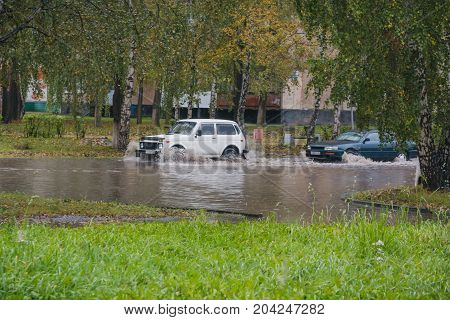 The Car Rolled In A Pool. The Car Broke In Water. Zatomilo Car. Big Pools In The City. The Car Tows.