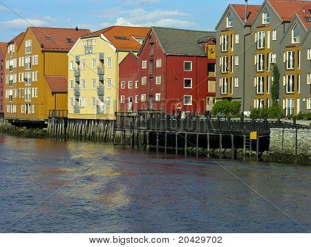 Antigua casa de Trondheim sobre un río