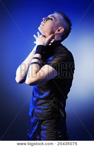 Photo d'un homme de skinheads criant.