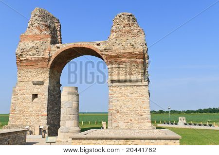 Alte römische Stadttor (Heidentor)