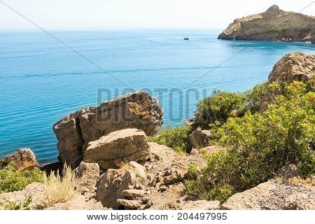 Stones on the high bank.
Travel along the coast along the path of Prince Golitsyn.