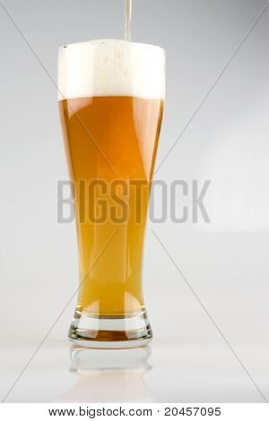 Een vol glas bier gieten