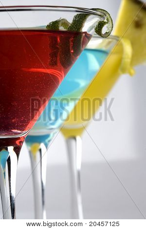 Tropische Martini stijl drankjes met vrucht & garnituur