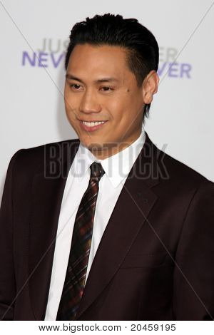 LOS ANGELES - 8 de fevereiro: Chu chega na estréia de Paramount Pictures ' Justin Bieber: Neve