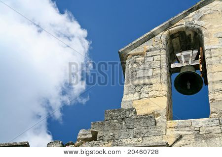 성당에 있는 오래 된 종