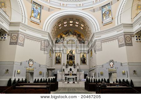 Interior de una hermosa iglesia de Art Nouveau