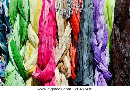 Coloridas bufandas en un Rack
