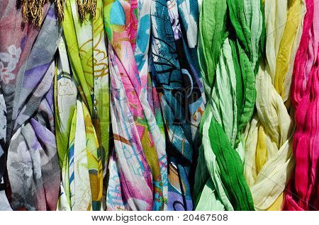 Coloridas bufandas en un Rack
