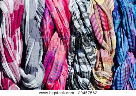 Coloridas bufandas en un Rack