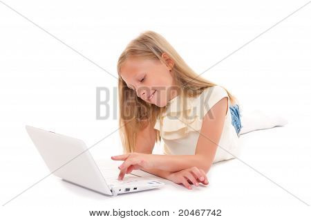 Kislány fehér háttér laptop