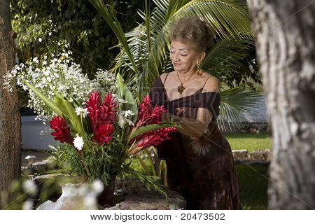 Elegante vrouw in haar tuin
