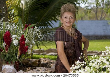 Elegante vrouw in haar tuin