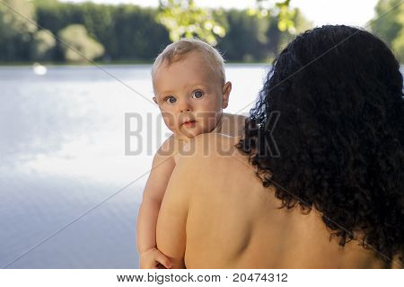 아기는 엄마의 어깨 너머로 보이는