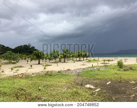 playa de arena blanca con nubosidad en el fondo