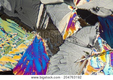 microscopic shot showing crystals of liqueur in polarised light