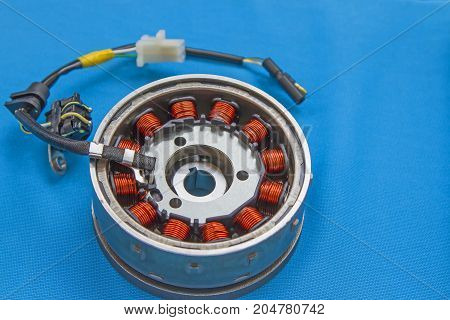 Kit magneto flywheel stator on a blue background