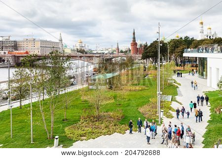 Tourists On Moskvoretskaya Embankment In Moscow