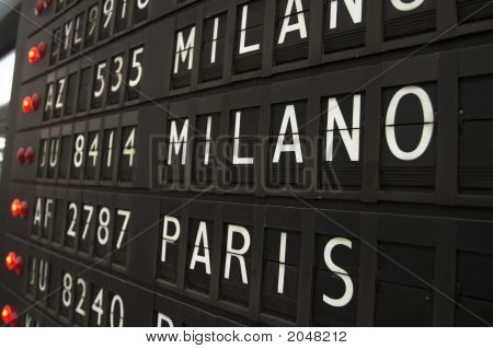 Paris ve Milano - Havaalanı bilgi panosu