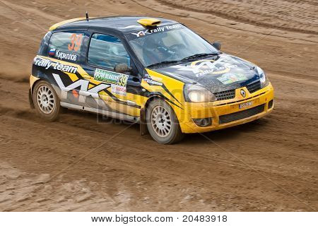 Rostov, Oroszország - szeptember 05: Uriy Volkov vezet egy Subaru Impreza autó alatt Rostov Velikiy Oroszország