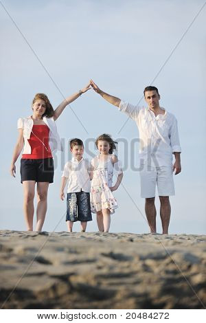 familia joven feliz divertirse en la playa mostrando página muestra con manos unida al mismo tiempo proteger chi