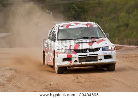 Rostov, Rússia - 05 de setembro: Uriy Volkov dirige carros de Subaru Impreza durante Rostov Velikiy Rússia