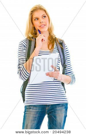 Teengirl pensoso con zainetto holding quaderno e penna nelle mani isolata on white