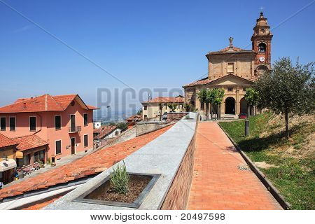 Eski kilise ve evler içinde kasaba, Diano D'Alba Piedmont, İtalya.
