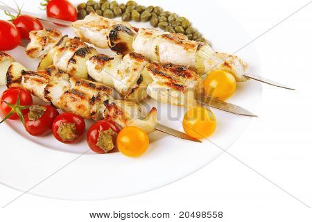 frisk stegt svinekød shish kebab på hvidt fad