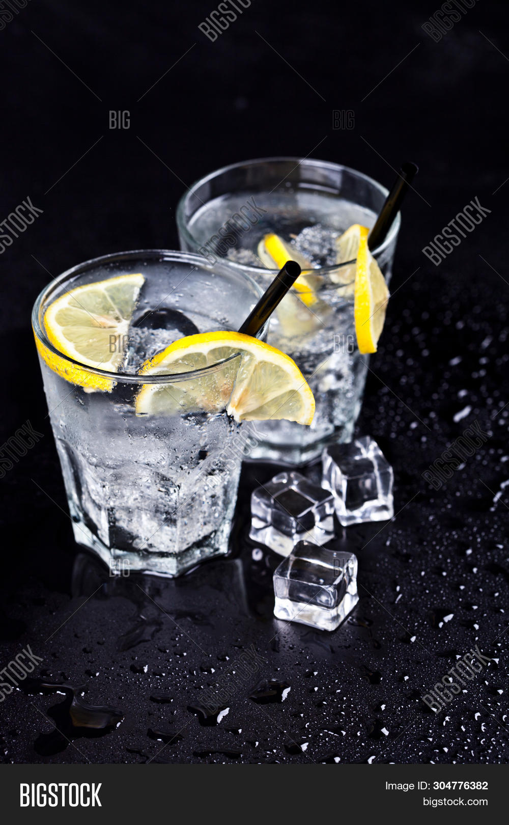 Лед в банке. Ведро для льда. Пузырьки в стакане. Сода текстура. Вода со льдом.