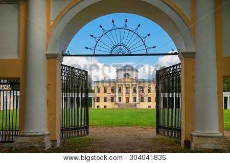 Architectural Ensemble Manor Znamenskoye-rayok. The Manor House And The Circular Colonnade Connectin