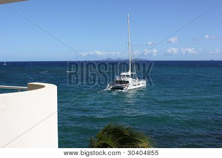Katamarán nebo jachtě směřující St Barths, jak je patrné z majáku vlastnost v Saint Maarten