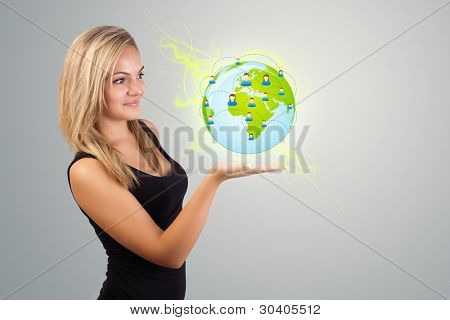 Giovane donna con cartello virtuale eco