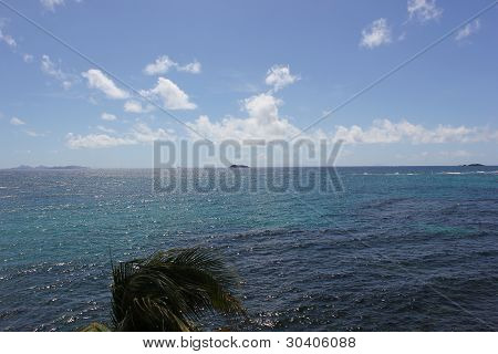 Mar dei Caraibi con sfumature splendide acque blue e St. Barts in distanza